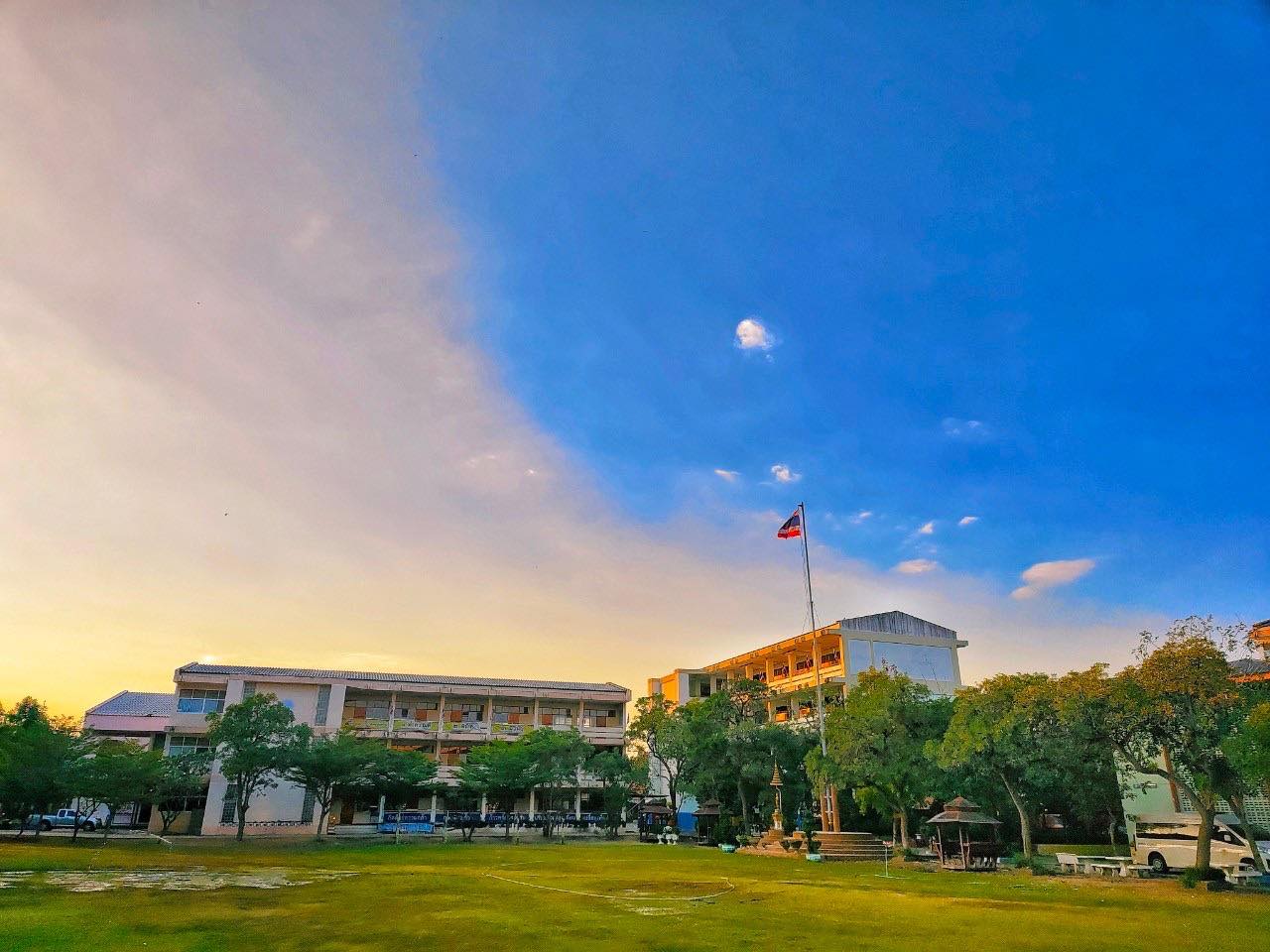 บรรยากาศอาคารและพื้นที่สีเขียวของโรงเรียนเทศบาลชุมชนป้อมเพชร