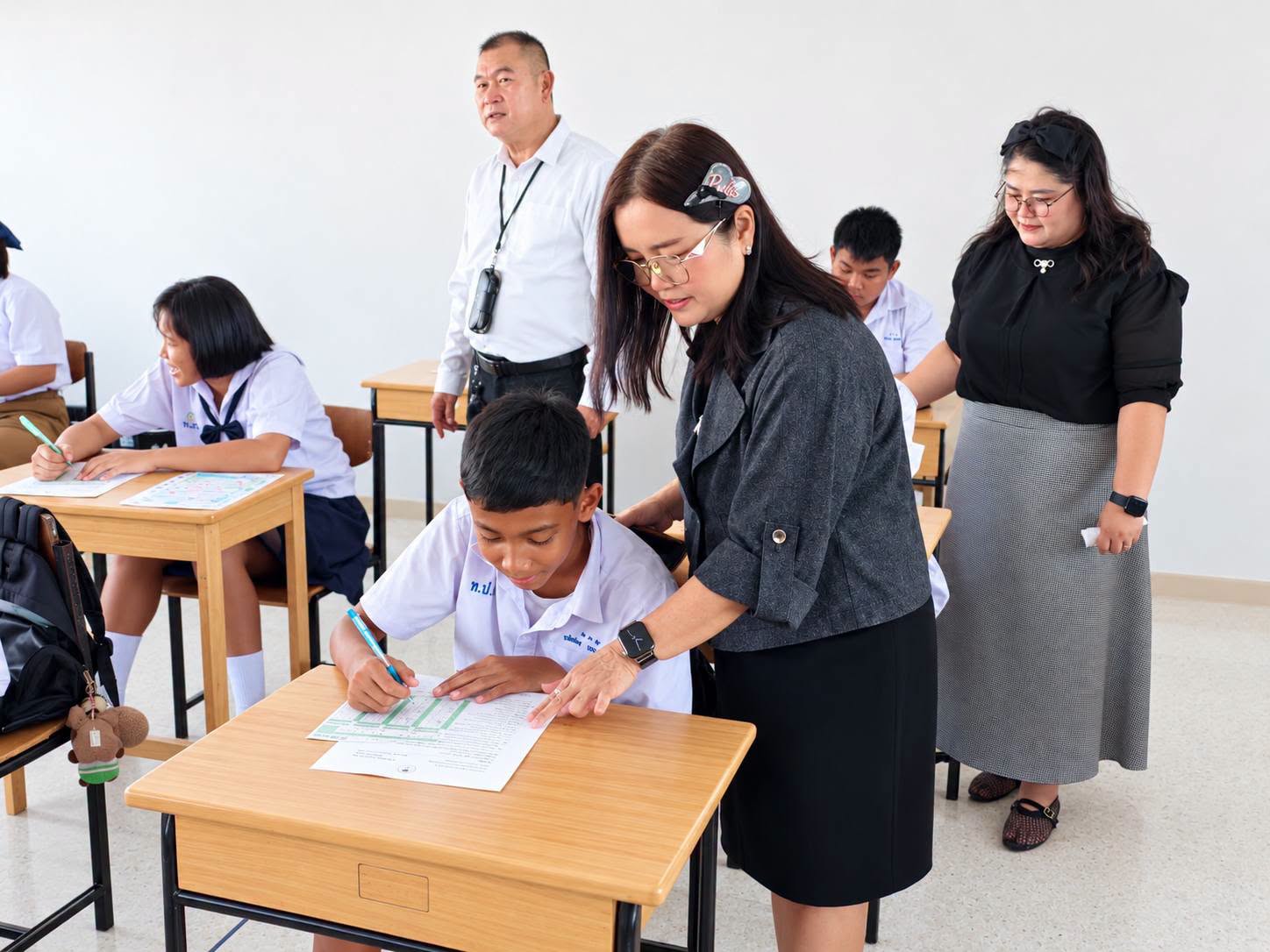 ครูดูแลและให้คำแนะนำนักเรียนระหว่างทำกิจกรรมในห้องเรียน