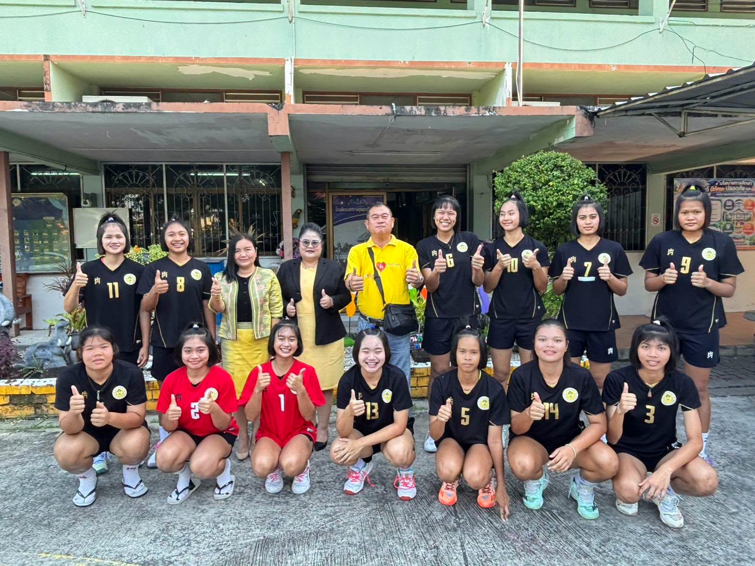 นักเรียนทีมวอลเลย์บอลโรงเรียนเทศบาลชุมชนป้อมเพชร